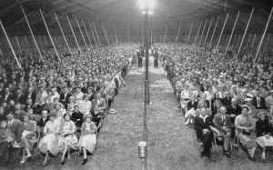 7 croud in tent